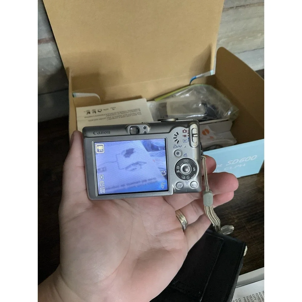 Canon PowerShot SD900 Digital ELPH 10 MP Camera 32GB